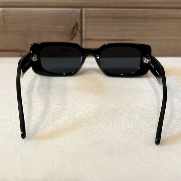 FINLAY Kendall Sunglasses - Black/Grey Lenses main image 8